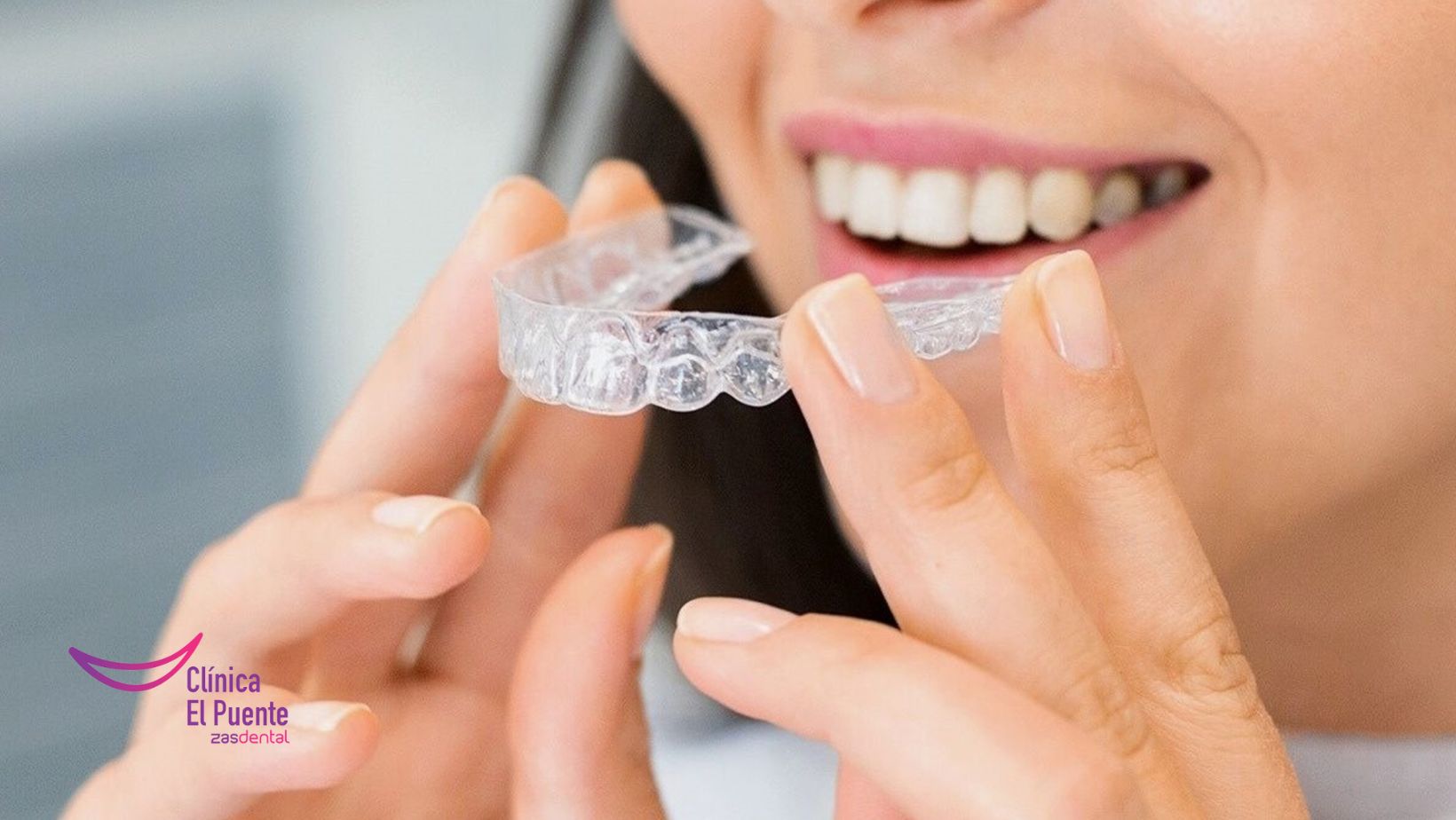 Mujer colocándose alineador transparente de ortodoncia invisible — Clínica El Puente Zas Dental Murcia
